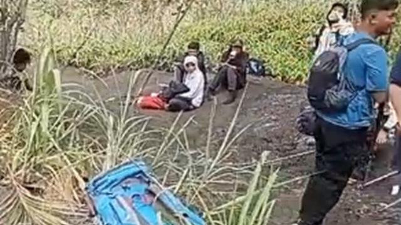 Potongan video sejumlah pendaki yang masih terjebak di Gunung Dukono. (Liputan6.com/ Dok Ist)