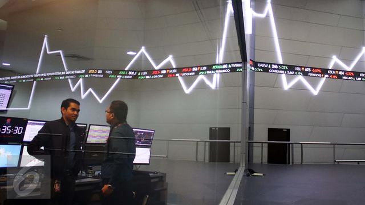 Pekerja berbincang di dekat layar indeks saham gabungan di BEI, Jakarta, Selasa (4/4). Pada pemukaan indeks harga saham gabungan (IHSG) hari ini naik tipis 0,09% atau 4,88 poin ke level 5.611