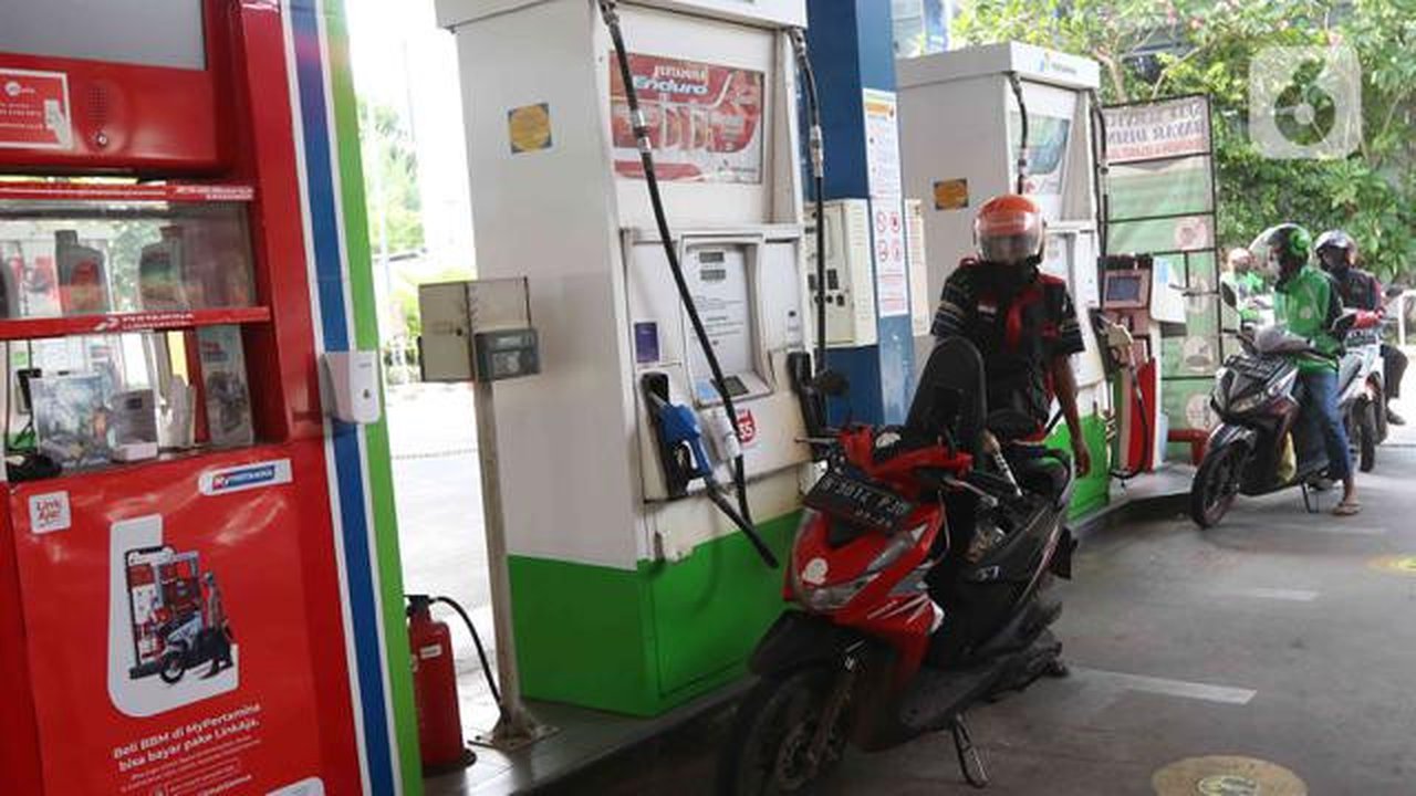 Pengendara motor mengisi bahan bakar di SPBU kawasan Jakarta, Senin (27/12/2021). Pemerintah berencana untuk menghapus Bahan Bakar Minyak (BBM) jenis Premium dan Pertalite dari peredaran seca