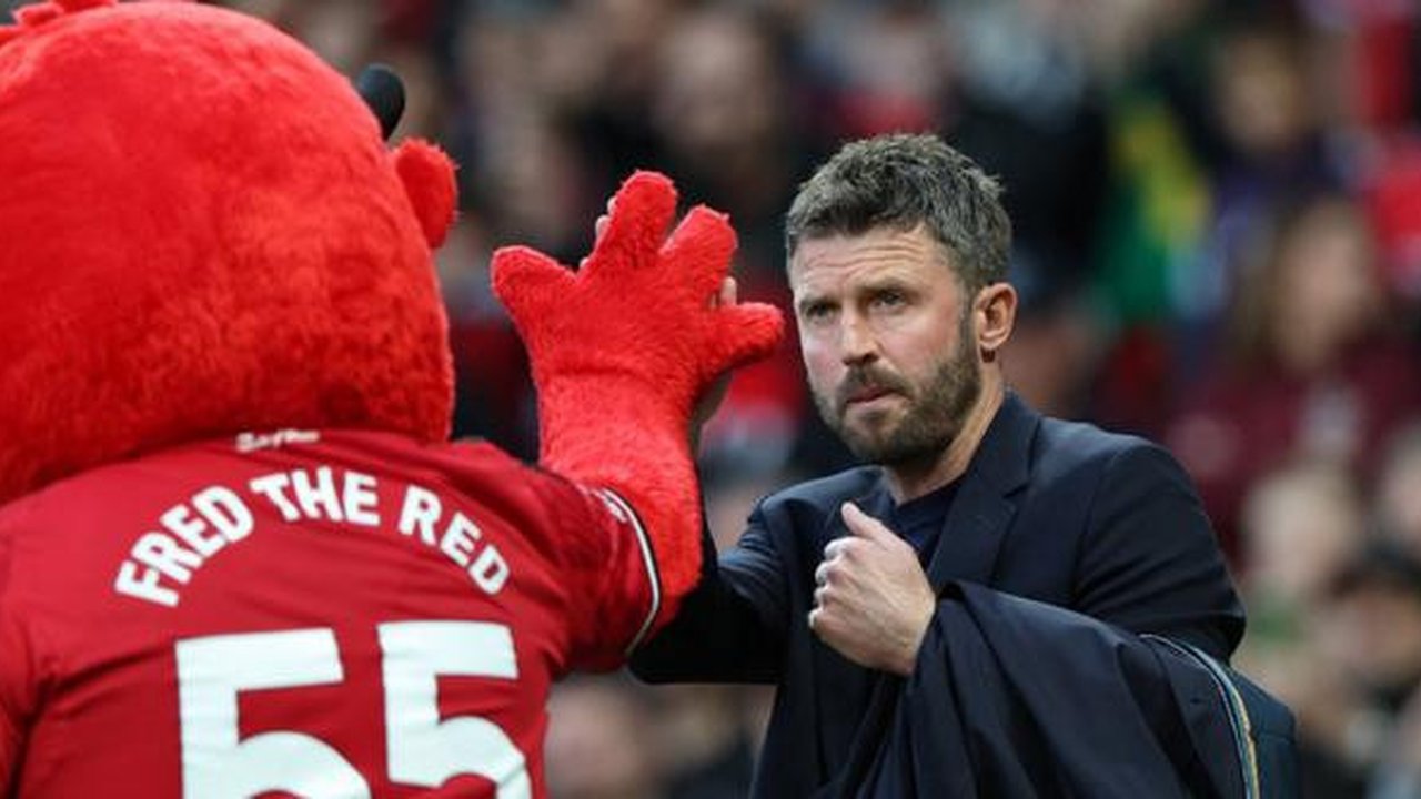 Pelatih sementara Manchester United asal Inggris, Michael Carrick (kanan), bertepuk tangan dengan maskot Fred the Red menjelang dimulainya pertandingan Liga Inggris antara Manchester United d