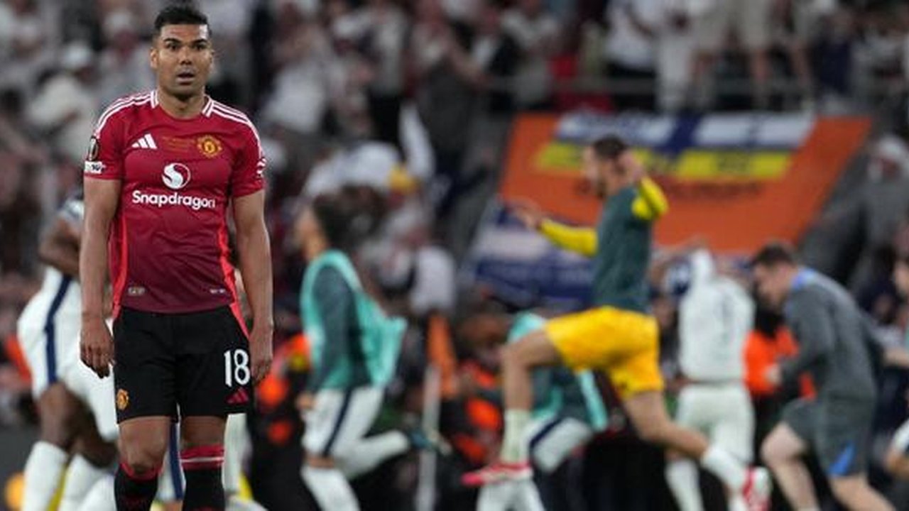 Gelandang Manchester United asal Brasil #18, Casemiro, bereaksi di akhir pertandingan final Liga Europa UEFA antara Tottenham Hotspur dan Manchester United di Stadion San Mames, Bilbao, pa
