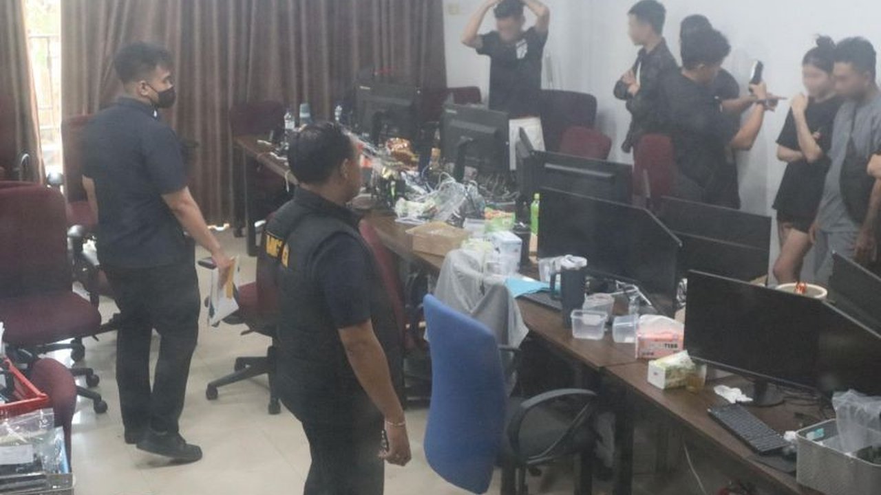 Polri meningkatkan kewaspadaan terhadap pergeseran wilayah operasi scammer lintas negara ke Indonesia, menyusul penangkapan ratusan WNA terduga pelaku penipuan daring di berbagai daerah. Bagaimana strategi penegak hukum membendung kejahatan ini?
