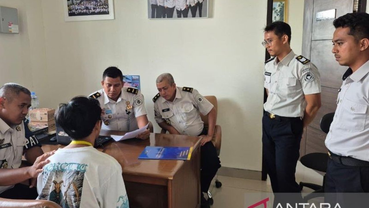 Lapas Cianjur berhasil menggagalkan upaya penyelundupan narkotika jenis tembakau sintetis cair yang disamarkan dalam botol parfum, menunjukkan kewaspadaan tinggi petugas.