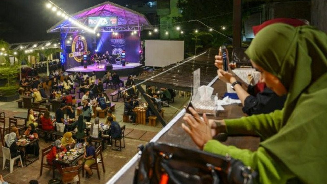 Guru Besar Antropologi UI Prof. Semiarto Aji Purwanto mengungkap motivasi di balik pola konsumsi masyarakat yang ingin tetap terlihat mapan, didorong oleh keinginan 