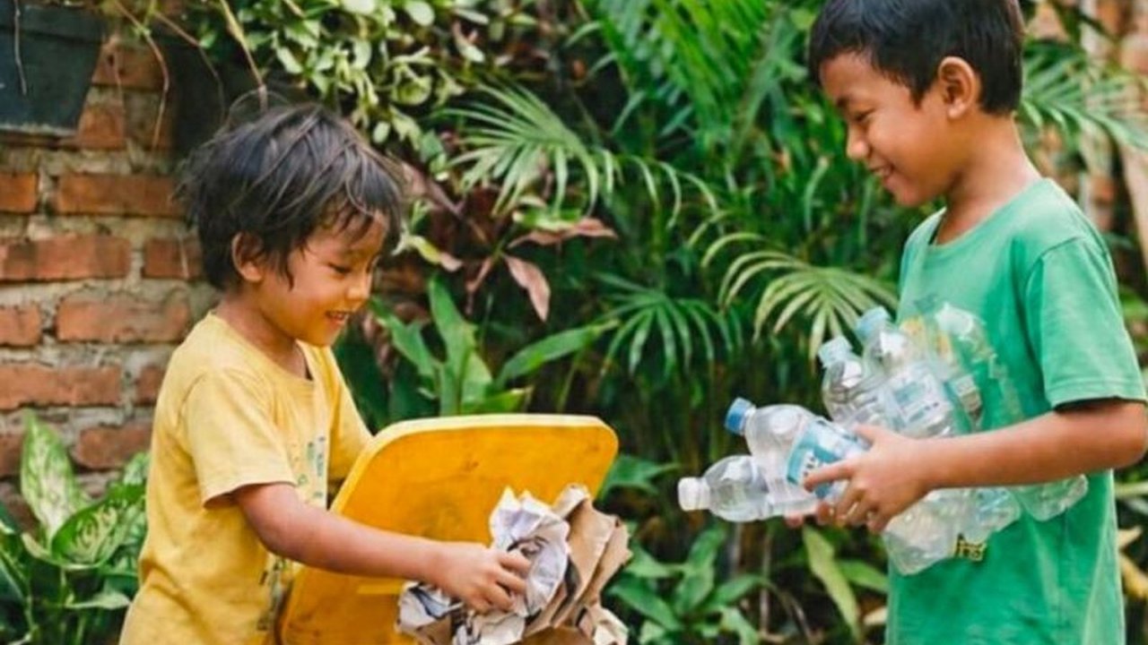 Pemerintah Kabupaten Kepulauan Seribu mulai gencar menerapkan pemilahan sampah dari sumber di setiap rumah tangga. Tujuannya mengurangi volume sampah di TPA dan mendorong partisipasi aktif masyarakat.