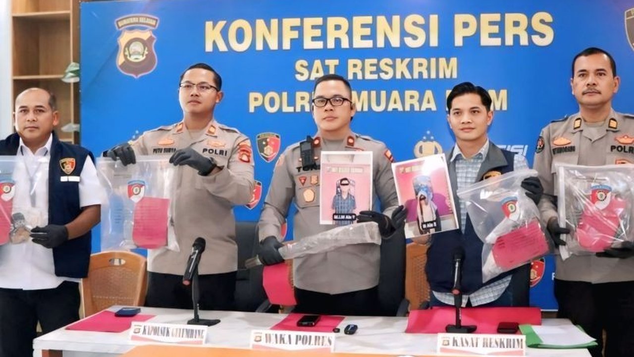Kasus pembunuhan tragis seorang ibu kandung di Muara Enim akhirnya terungkap. Polisi berhasil menangkap anak dan cucu korban, mengungkap motif dendam di balik aksi keji ini.