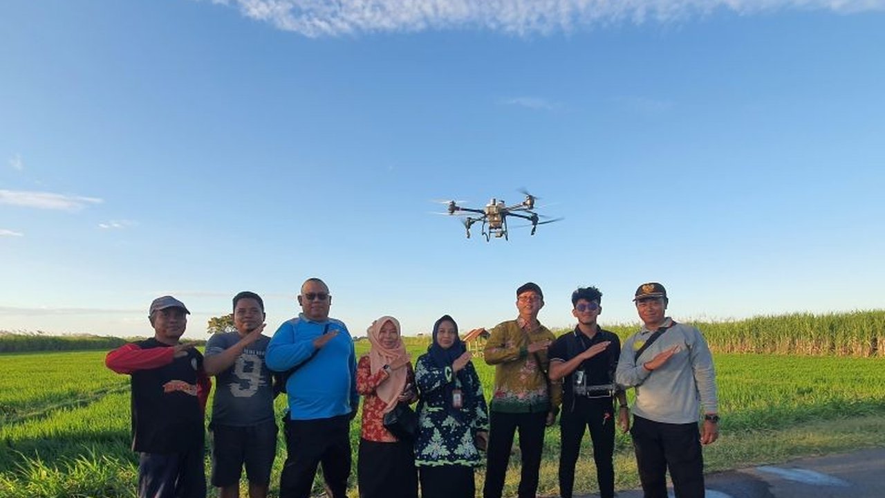 Pemerintah Kabupaten Situbondo meluncurkan program **drone pertanian Situbondo** gratis untuk petani, menandai era baru pertanian cerdas yang menjanjikan peningkatan produktivitas padi dan efisiensi kerja. Program ini bertujuan memperkuat ketahanan pangan