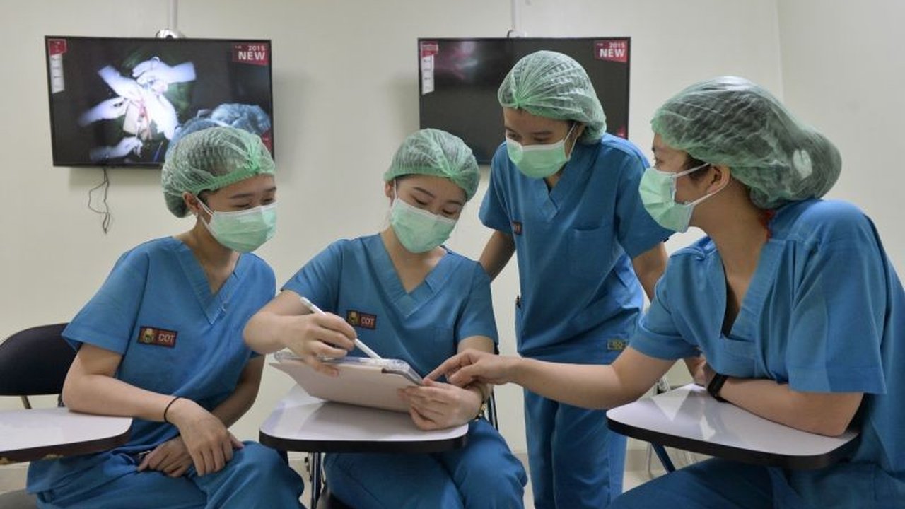 Calon dokter perlu lebih dari sekadar nilai akademik. Akademisi Unika Atma Jaya membeberkan syarat jadi dokter yang meliputi disiplin, empati, dan komitmen kuat untuk menghadapi perjalanan panjang pendidikan kedokteran.