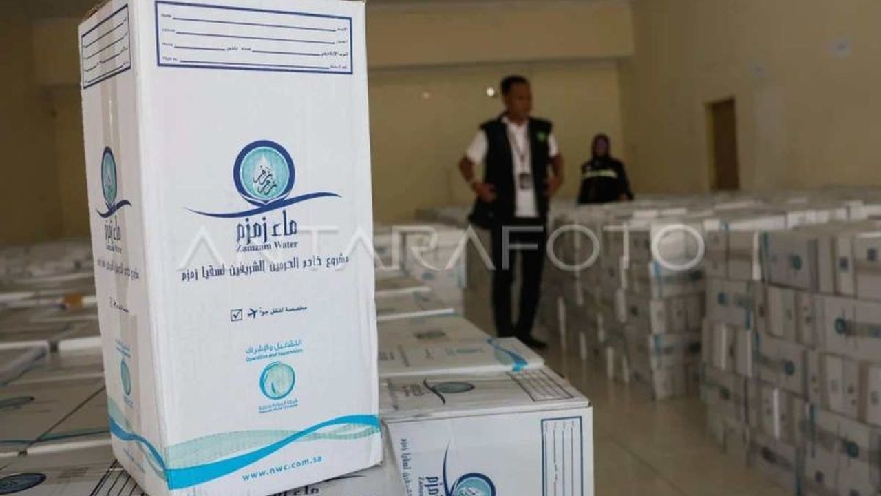 PPIH Embarkasi Makassar melarang jemaah membawa air zamzam dalam koper, baik kabin maupun bagasi, sesuai aturan penerbangan. Air zamzam akan dibagikan setelah kepulangan jemaah haji.