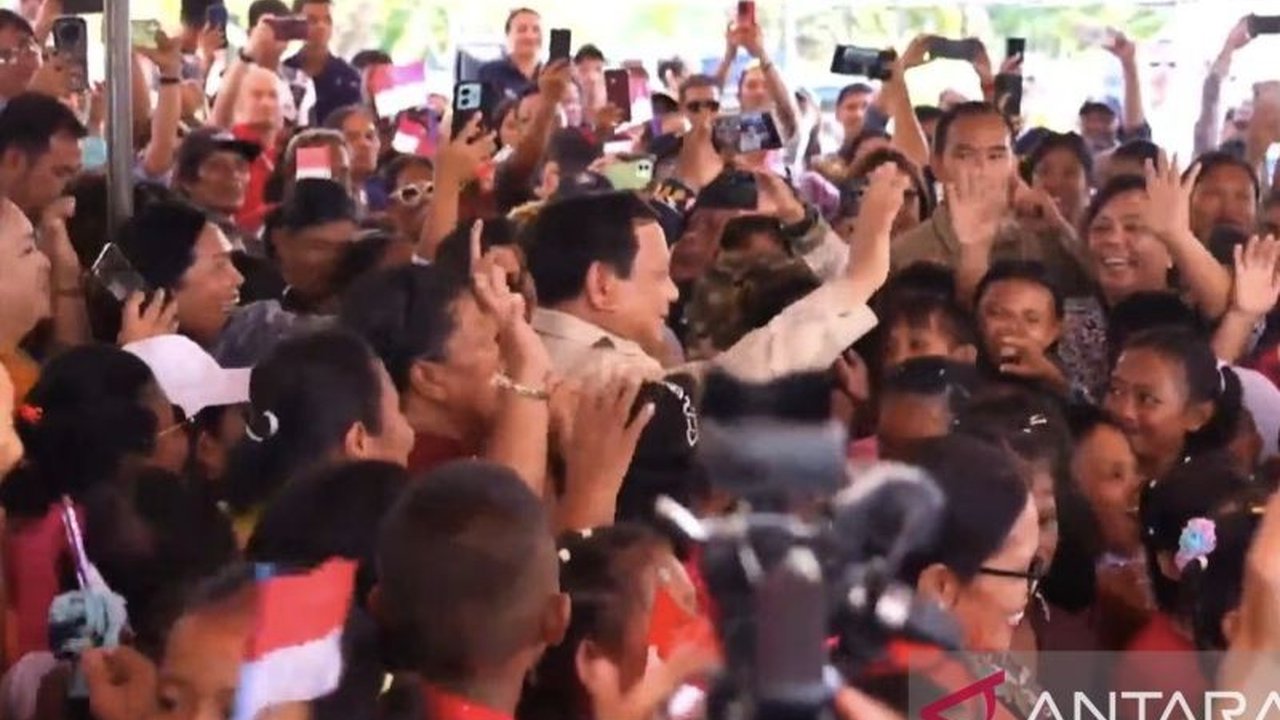 Presiden Prabowo Subianto menunjukkan keakraban dengan masyarakat Miangas, berjoget 'Tabola Bale' dan menyanyi bersama, menandai kunjungan setelah KTT ASEAN di pulau terluar Indonesia.