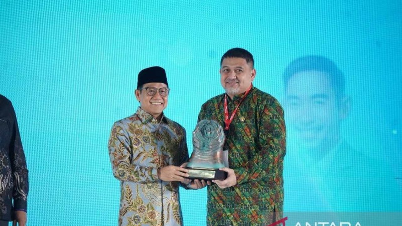 Pemerintah Kota Makassar berhasil meraih Paritrana Award 2025, sebuah penghargaan bergengsi atas komitmennya melindungi 81 ribu pekerja rentan melalui program BPJamsostek. Capaian ini menegaskan posisi Makassar sebagai kota progresif dalam jaminan sosial.