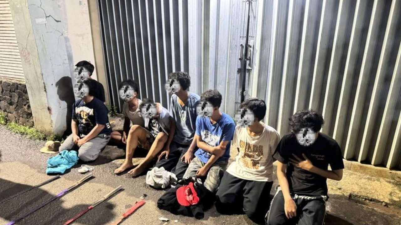 Patroli gabungan di Jakarta Timur berhasil mengamankan 10 remaja yang diduga hendak melakukan tawuran remaja Jaktim, lengkap dengan barang bukti senjata tajam.