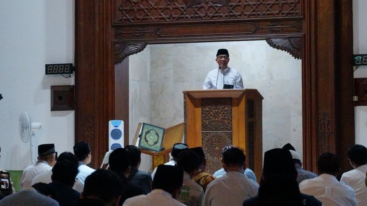 Mendiktisaintek Brian Yuliarto soroti krisis makna manusia modern di ITS, menekankan pentingnya spiritualitas dan iman sebagai fondasi di tengah kehidupan yang kompetitif dan serba cepat.