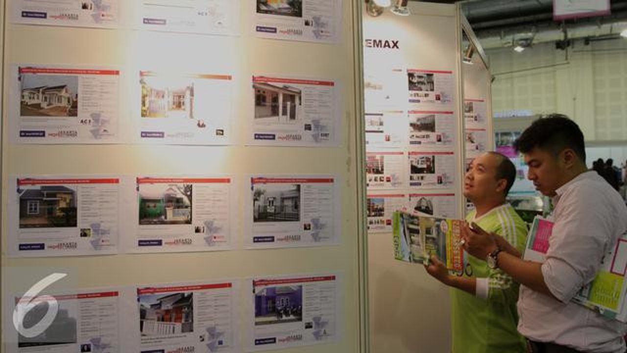 Pengunjung melihat pameran Property Week 2015 di Balai Kartini, Jakarta, Kamis (17/9/2015). 140 pengembang mengisi pameran tersebut dan di harapkan dapat membantu mengembalikan dinamisme indu