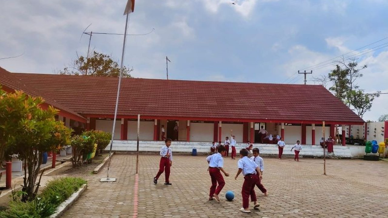 Pemerintah Kabupaten Sumedang serius perkuat Program Sekolah Ramah Lingkungan. Inisiatif ini jadi strategi jitu atasi tumpukan sampah dan bentuk generasi peduli lingkungan.