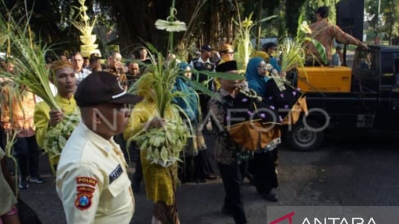 Tradisi Manten Tebu di Pabrik Gula Mojopanggung Tulungagung kembali digelar, menandai awal musim giling 2026 dan memperkuat langkah menuju swasembada gula nasional yang diproyeksikan tercapai pada 2027.
