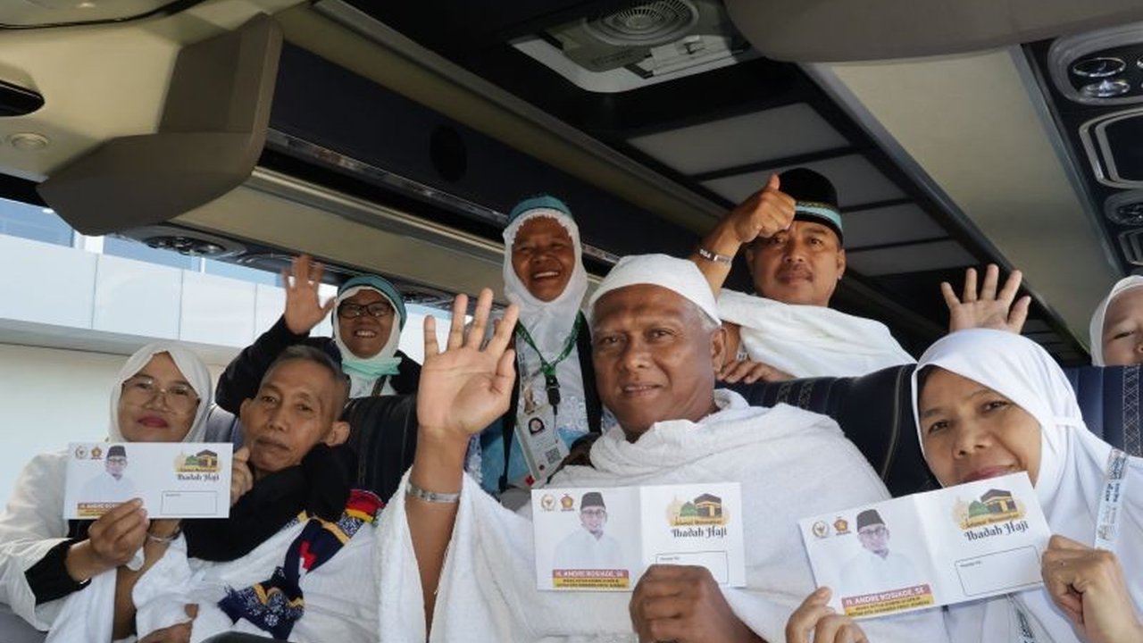 Anggota DPR RI Andre Rosiade memberikan tambahan bantuan uang saku sebesar 100 riyal kepada calon haji kloter terakhir Embarkasi Padang, menambah bekal mereka di Tanah Suci.
