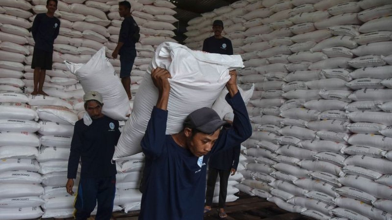 PT Pupuk Kujang menjamin stok pupuk Indramayu dalam kondisi aman dan mencukupi kebutuhan petani di Kabupaten Indramayu pada musim tanam tahun ini, menegaskan komitmen ketahanan pangan nasional.