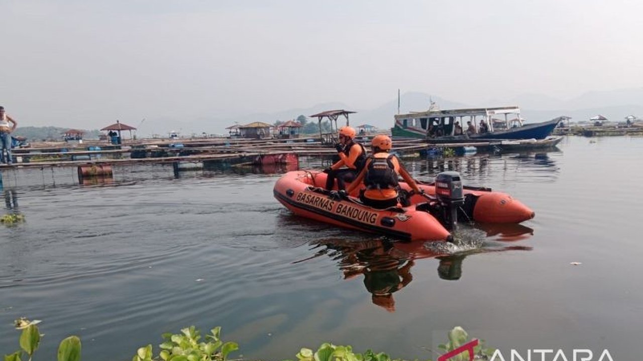 Tim gabungan Basarnas dan BPBD Cianjur terus melakukan pencarian korban tenggelam, Dagus Pribadi, di Waduk Jangari, Cianjur, setelah dilaporkan hilang saat hendak memancing pada Sabtu.