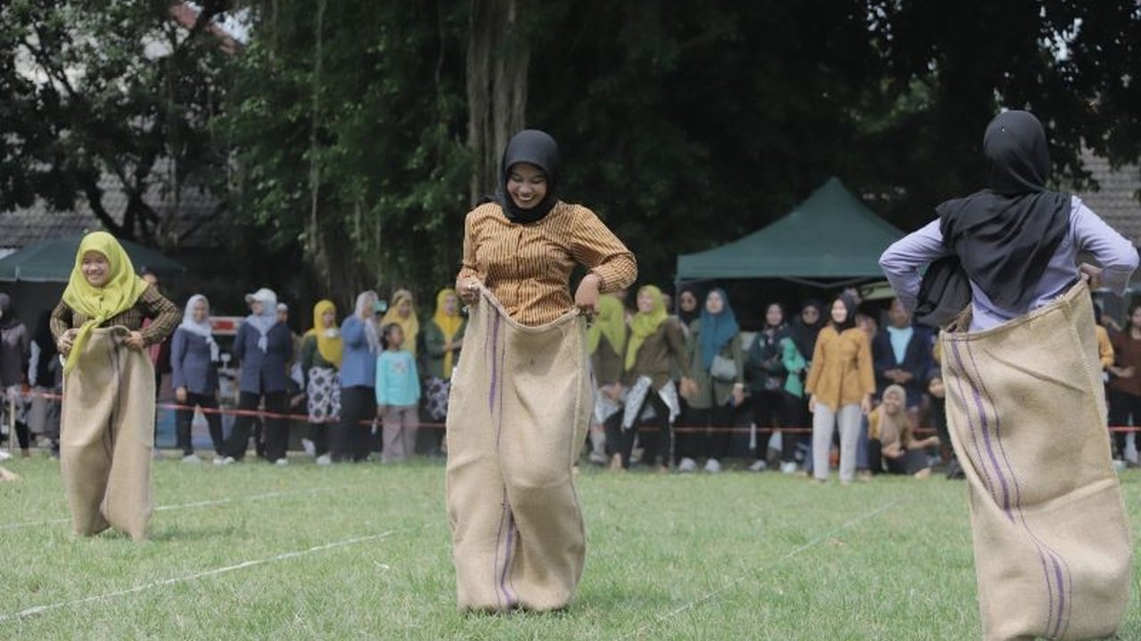 Ratusan peserta meriahkan Lomba Olahraga Tradisional Sleman dalam rangka HUT ke-110 Kabupaten Sleman. Ajang ini bukan hanya kompetisi, tetapi juga upaya melestarikan identitas budaya bangsa.