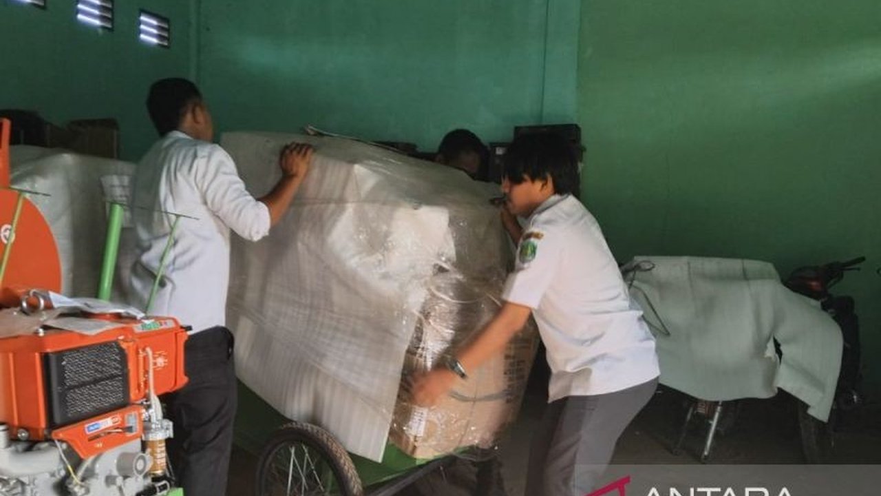 Pemerintah Kabupaten Bengkulu Tengah menerima Bantuan Alsintan dari Kementerian Pertanian untuk kelompok tani, diharapkan mampu mendongkrak produktivitas pertanian di wilayah tersebut.
