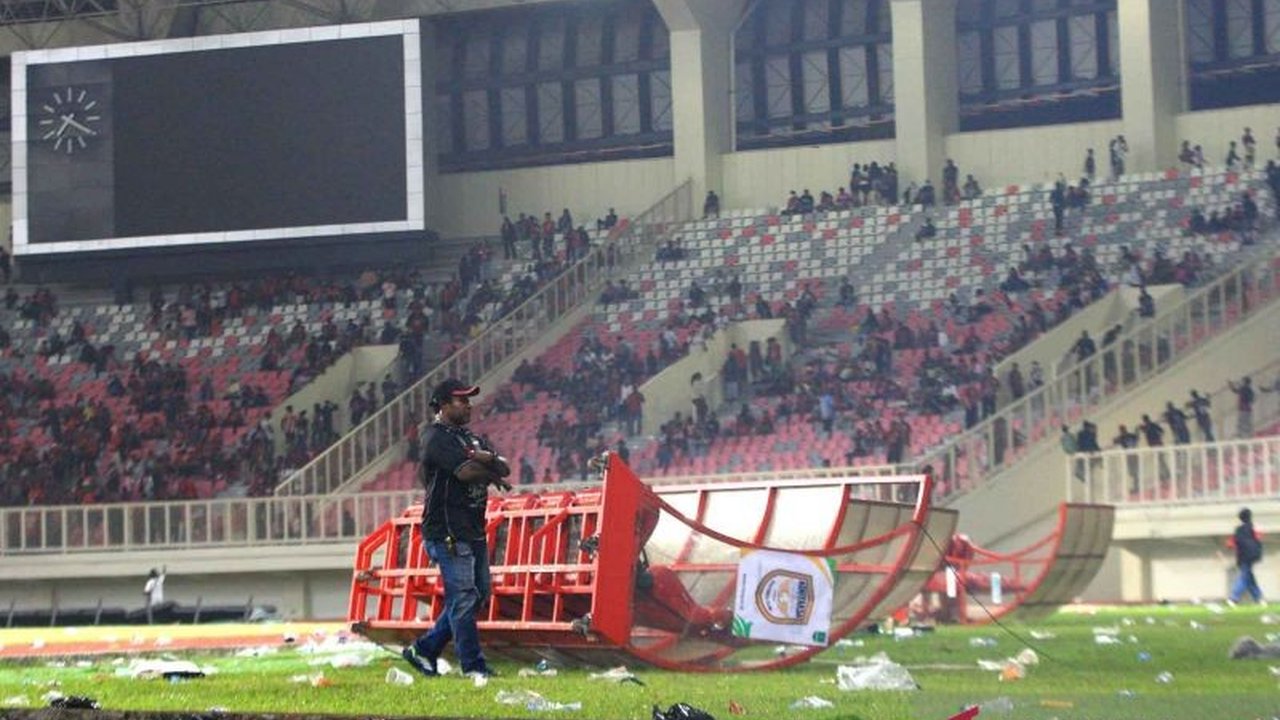 PSSI menyatakan keprihatinannya atas kericuhan Persipura vs Adhyaksa di Jayapura yang berujung perusakan fasilitas dan pembakaran kendaraan, mengingat sepak bola Indonesia masih dalam pengawasan FIFA.