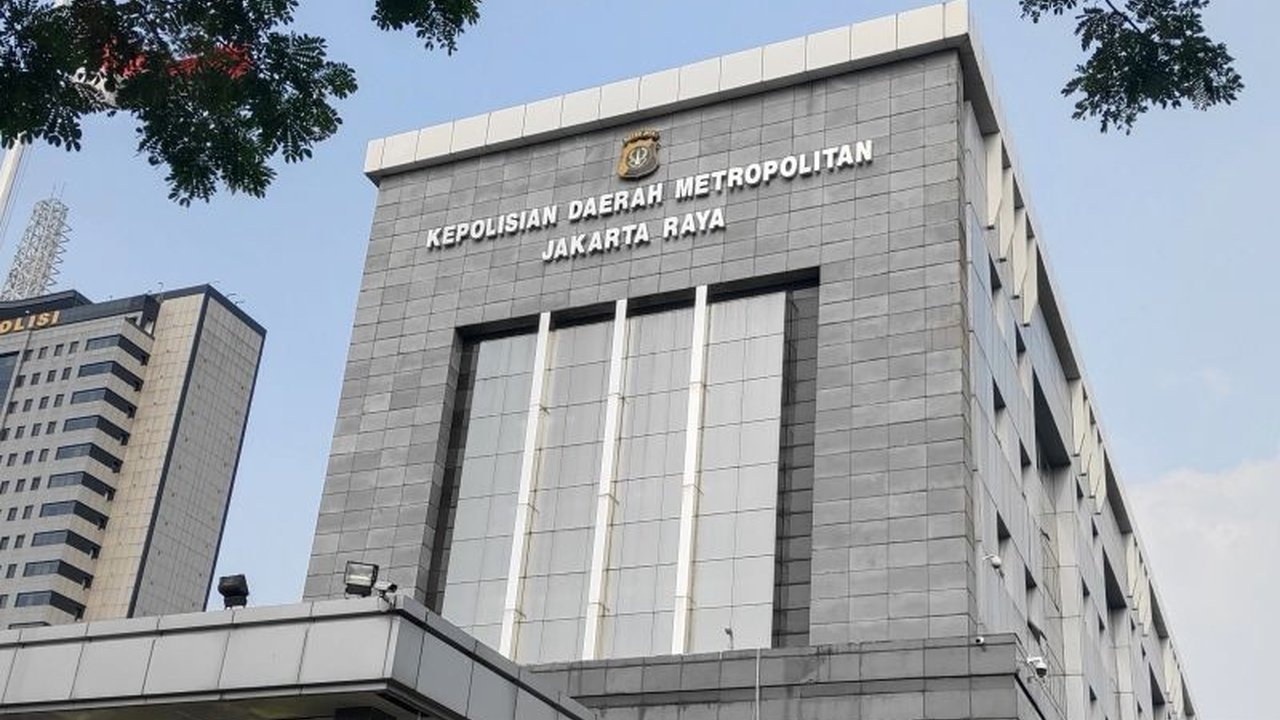 Polri melakukan mutasi 108 perwira tinggi dan menengah, termasuk di Polda Metro Jaya, sebagai bagian penyegaran organisasi dan pembinaan karier.