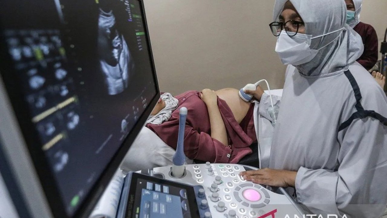 Pemerintah Provinsi DKI Jakarta berkomitmen meningkatkan kesejahteraan ibu hamil dengan meluncurkan fitur khusus di aplikasi Carik Jakarta dan mengoptimalkan peran kader dasawisma, demi pelayanan kesehatan yang lebih baik.