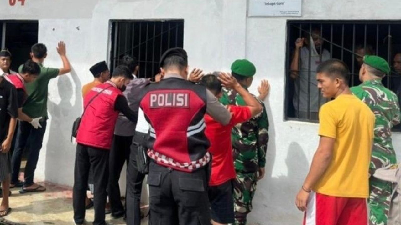 Petugas gabungan TNI-Polri dan Lapas Kelas III Sinabang baru-baru ini menggelar inspeksi menyeluruh di kamar warga binaan untuk memastikan Lapas Sinabang bebas dari barang terlarang dan narkoba.