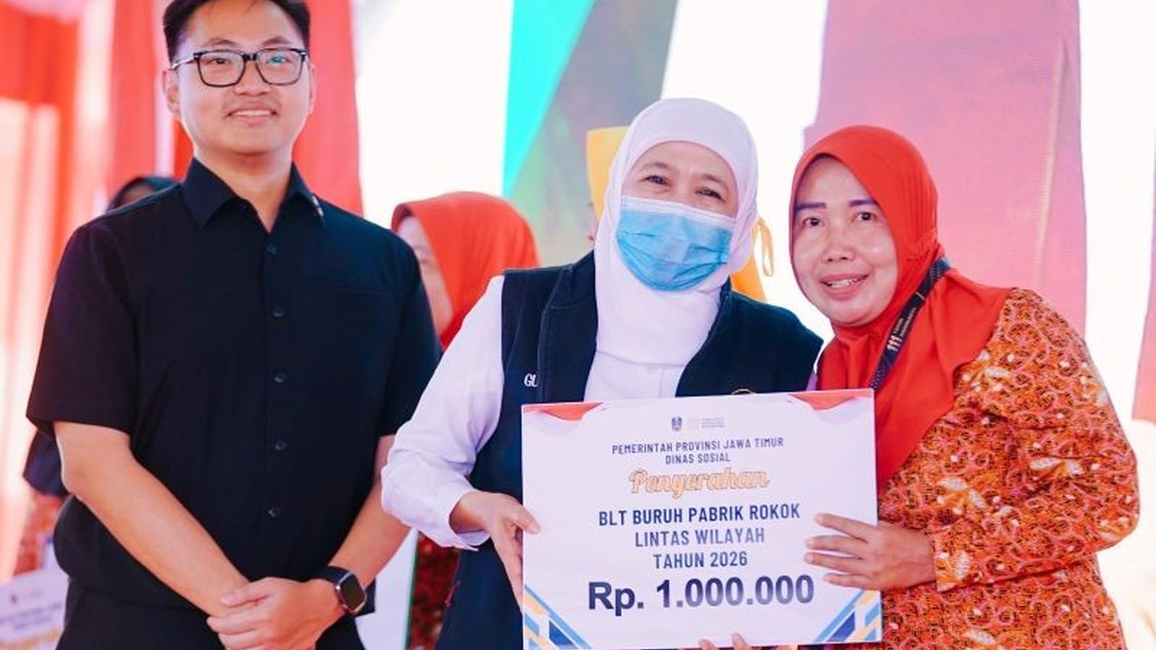 Gubernur Jawa Timur Khofifah Indar Parawansa menyalurkan Bantuan Langsung Tunai Dana Bagi Hasil Cukai Hasil Tembakau (BLT DBHCHT) senilai Rp2,508 miliar kepada buruh rokok di Surabaya, menegaskan komitmen pemerintah dalam memperkuat kesejahteraan pekerja.