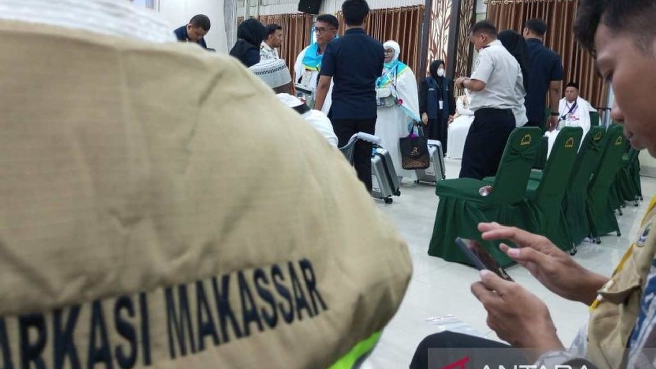 Petugas Penyelenggara Ibadah Haji (PPIH) Embarkasi Makassar telah memberangkatkan 392 JCH Papua Barat, termasuk satu jemaah tunda, menuju Tanah Suci setelah melalui serangkaian persiapan ketat.