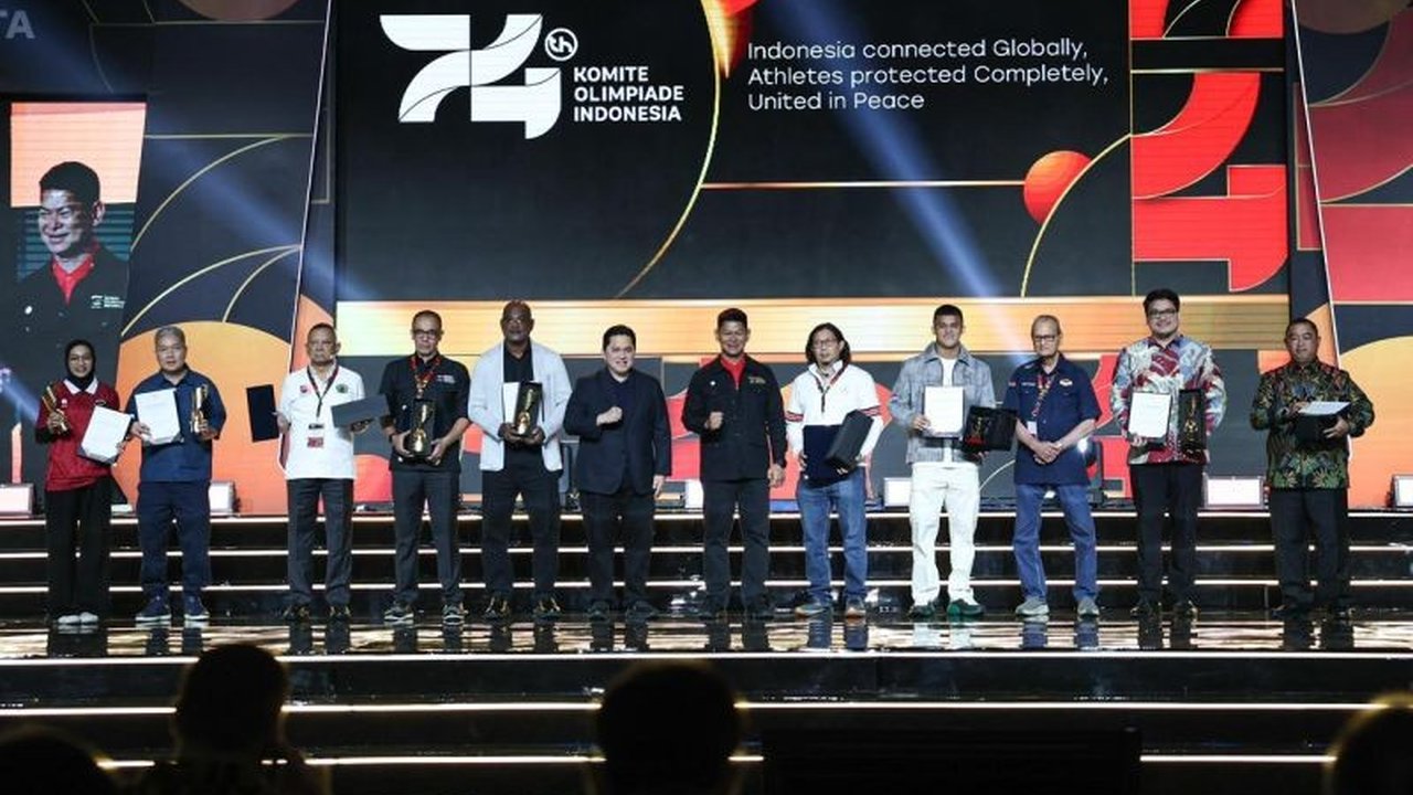 Komite Olimpiade Indonesia (KOI) menganugerahkan Penghargaan The Game Changer kepada sejumlah insan olahraga berprestasi, termasuk Rizki Juniansyah dan mendiang Bob Hasan, sebagai bentuk apresiasi atas dedikasi dan kontribusi mereka.