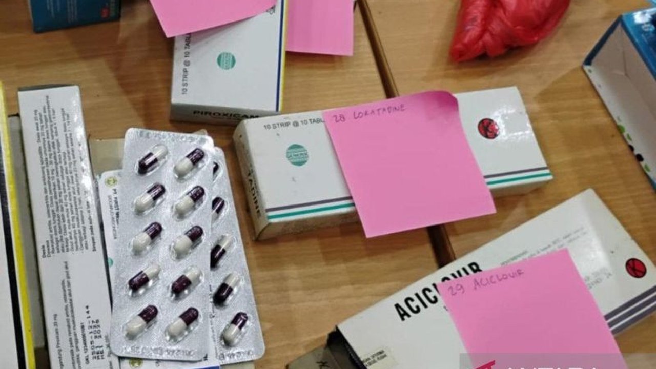 BBPOM Jakarta dan Polda Metro Jaya menindak toko kosmetik di Ciracas yang menjual obat keras ilegal. Penindakan ini mengamankan puluhan produk berbahaya, melindungi masyarakat dari risiko kesehatan serius.