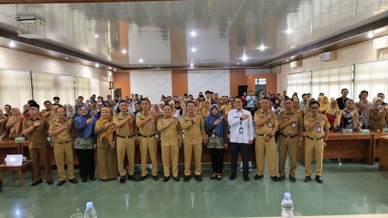 Pemerintah Kabupaten Lampung Barat serius meningkatkan akurasi data bansos dengan memperkuat kapasitas operator SIKS-NG demi penyaluran bantuan yang tepat sasaran dan memastikan tidak ada masyarakat miskin yang kehilangan jaminan kesehatan.