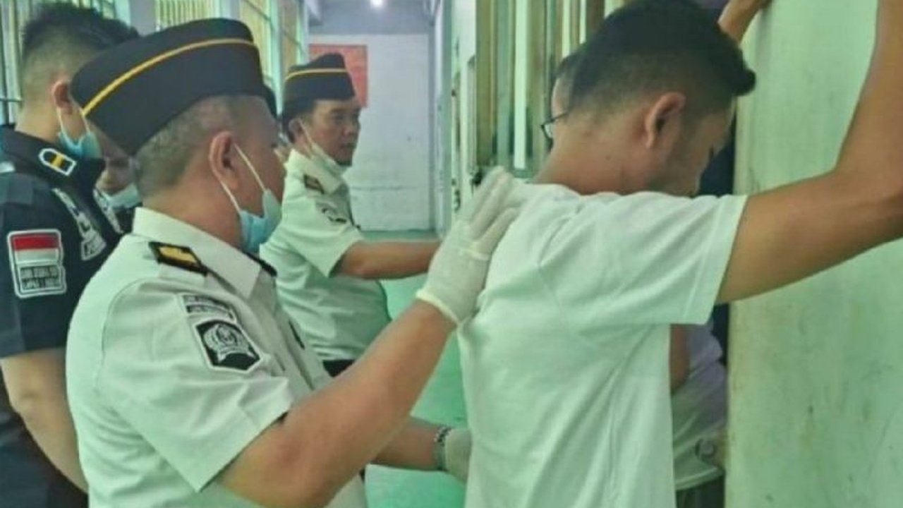 Lapas Medan memperketat pengawasan hunian warga binaan melalui penggeledahan rutin untuk mencegah potensi gangguan keamanan dan ketertiban, menegaskan komitmen Pemasyarakatan Bersih.