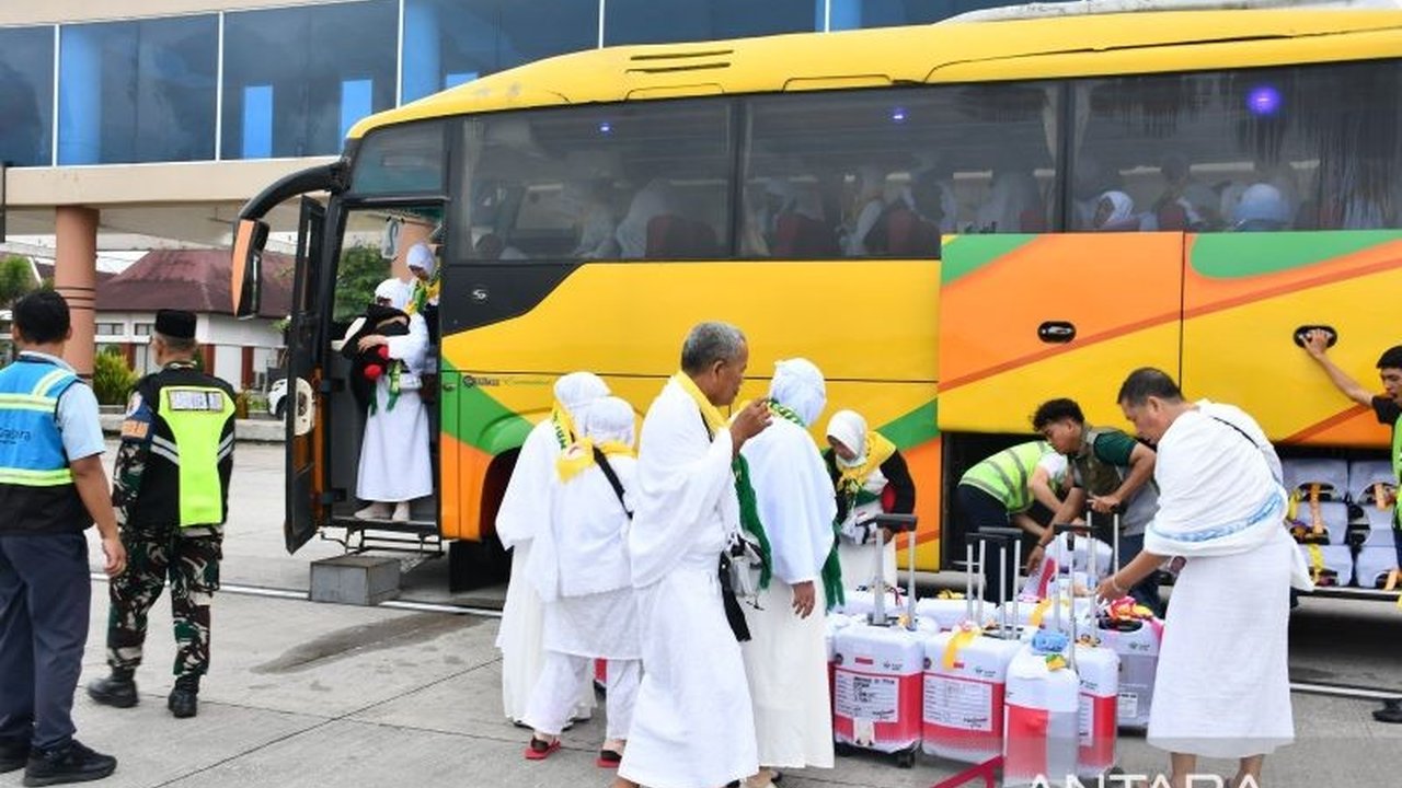 Sebanyak 444 calon haji Kloter 11 Embarkasi Palembang langsung mengenakan pakaian ihram dari asrama haji, sebuah kebijakan yang bertujuan mempermudah prosesi umrah wajib setibanya di Makkah.