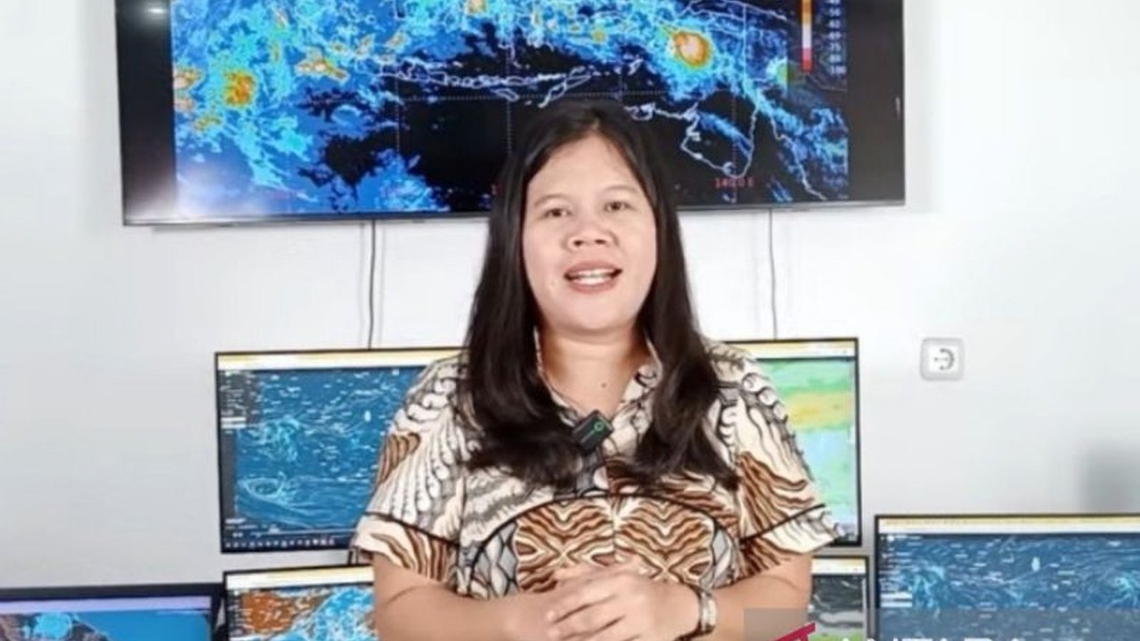 BMKG mengeluarkan peringatan dini potensi hujan sedang di pegunungan Sumatera Utara. Waspada BMKG Hujan Pegunungan dapat picu bencana hidrometeorologi seperti banjir dan longsor.