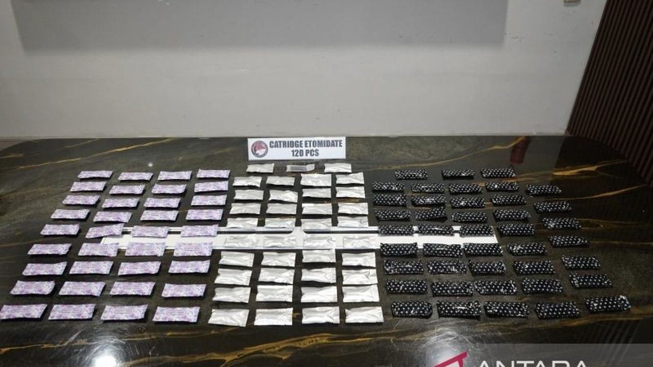 Direktorat Reserse Narkoba Polda Metro Jaya berhasil menggagalkan peredaran ratusan cartridge vape etomidate di Jakarta Barat. Simak detail penangkapan dan bahaya narkotika jenis baru ini.