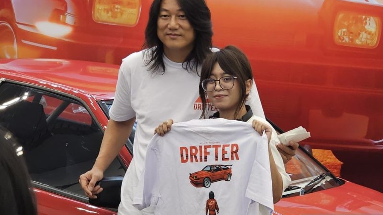 Aktor sekaligus sutradara Sung Kang memukau penggemar di Indonesia dengan mengajak nobar trailer eksklusif film terbarunya, Drifter, yang dijadwalkan tayang pada 2026.