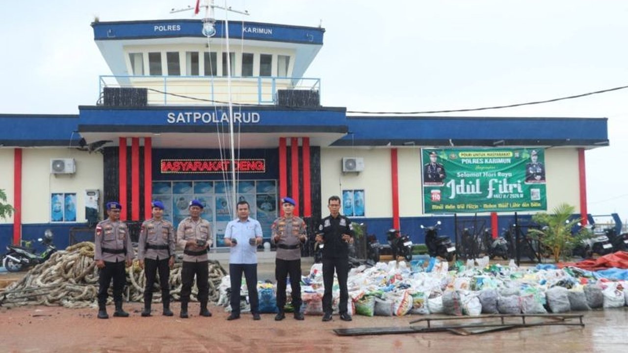 Satpolairud Polres Karimun berhasil mengungkap kasus penyelundupan 9,5 ton timah ilegal, menahan dua tersangka, dan memburu satu DPO, kasus ini merugikan negara ratusan juta rupiah.