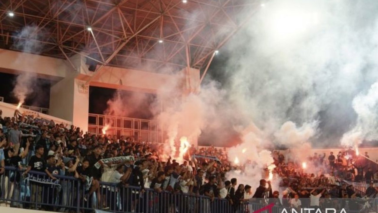 Setelah melewati musim dengan sanksi larangan penonton, Suporter Persela Optimistis menyambut kompetisi baru, berharap tim Laskar Joko Tingkir tampil lebih matang dan meraih promosi ke Liga 1.