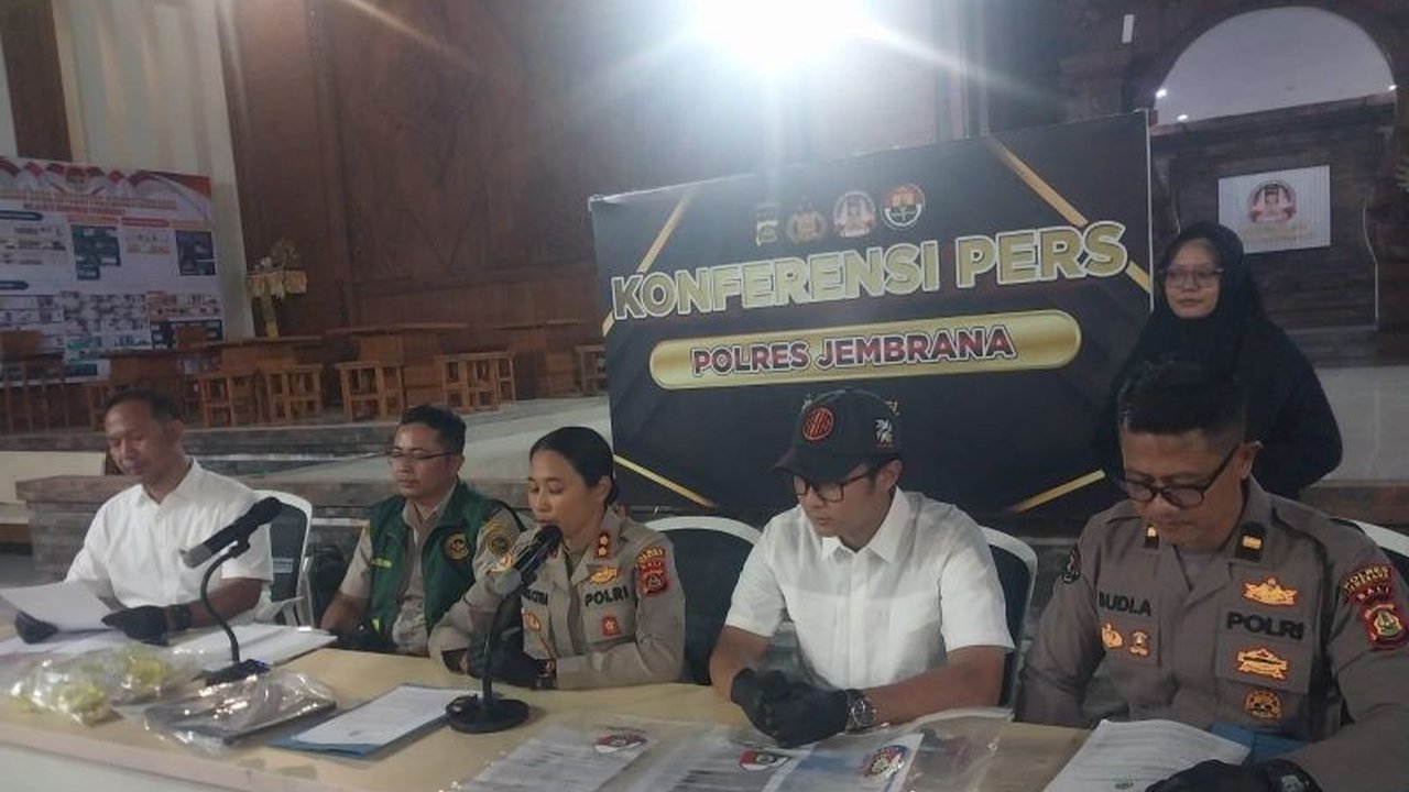 Polres Jembrana berhasil menangkap dua individu yang terlibat dalam kasus pemalsuan dokumen pengiriman sapi di Pelabuhan Gilimanuk, mengungkap sindikat yang merugikan peternak dan berpotensi mengganggu lalu lintas ternak.
