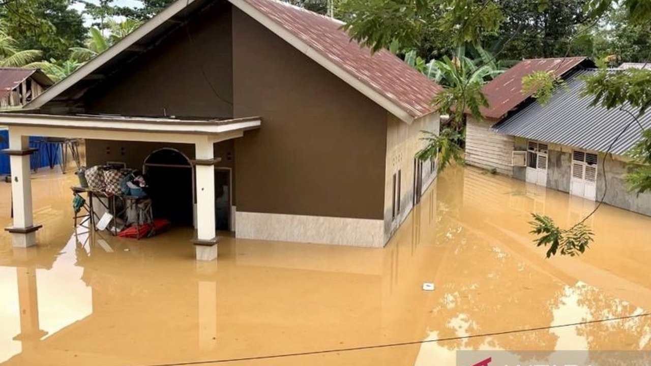 PDAM Tirta Anoa bergerak cepat melakukan distribusi air bersih bagi 126 KK terdampak banjir di Kendari, memastikan kebutuhan dasar warga terpenuhi di tengah kondisi darurat.