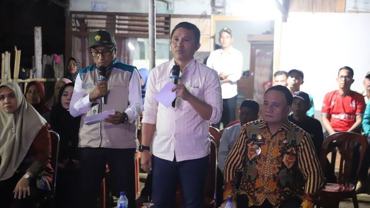 Pemerintah Kabupaten Lampung Barat serius tangani kawasan kumuh di Pekon Pajar Bulan, mengubahnya menjadi permukiman layak huni melalui program Bantuan Stimulan Perumahan Swadaya (BSPS Lampung Barat). Program ini diharapkan meningkatkan kualitas hidup mas