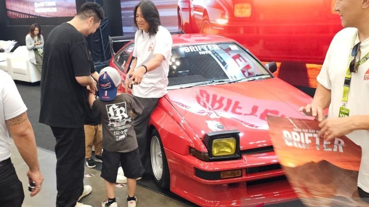 Aktor Hollywood Sung Kang hadir di Indonesia, menyatukan penggemar otomotif dari berbagai generasi. Kehadiran Sung Kang di Indonesia ini membuktikan daya tarik budaya pop yang tak lekang oleh waktu.