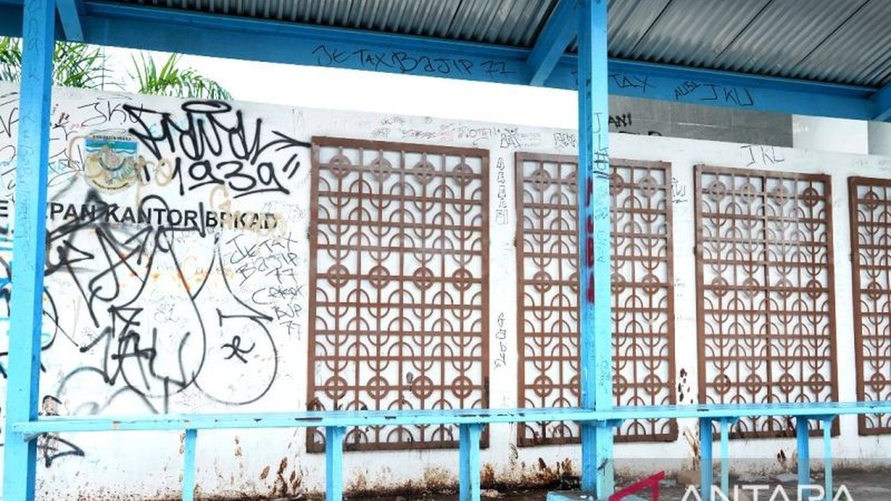 Bupati Mimika Johannes Rettob mengecam keras aksi vandalisme Timika yang kian marak, merusak fasilitas umum dan meresahkan warga. Ia mendesak penindakan tegas terhadap pelaku untuk menjaga ketertiban.