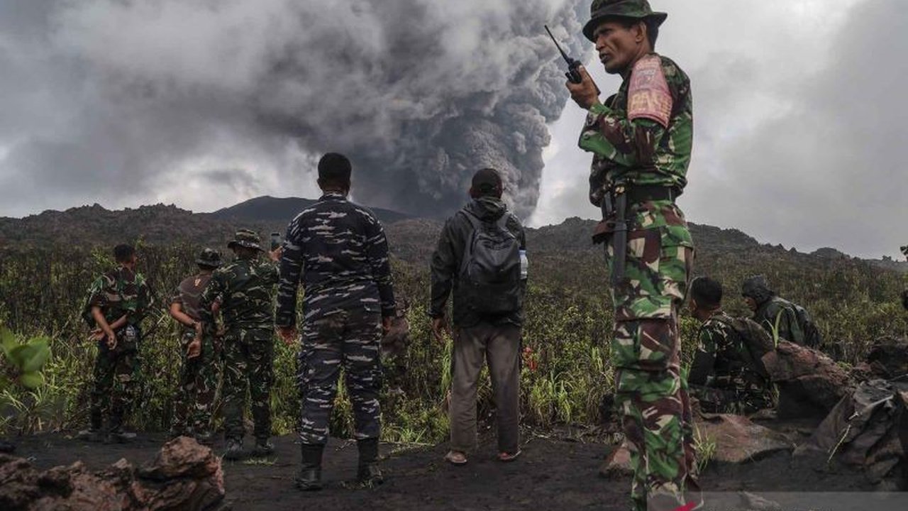 Tim SAR gabungan menemukan satu korban erupsi Gunung Dukono di Halmahera Utara dalam kondisi meninggal dunia. Pencarian dua korban lainnya masih terus dilakukan di tengah aktivitas vulkanik yang fluktuatif.