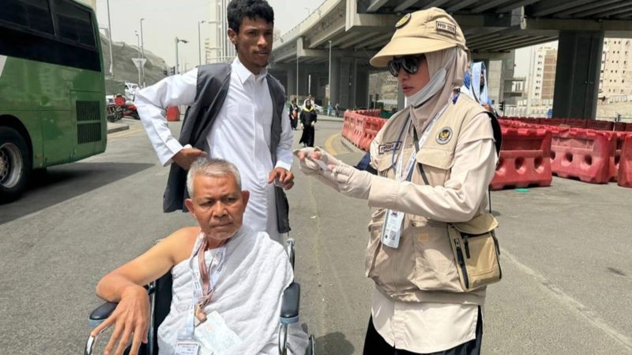 Kisah inspiratif Fransiska Mainake, seorang Perawat Haji Indonesia dari RSPAD Gatot Subroto, yang berdedikasi menjaga kesehatan dan keselamatan jamaah di tengah teriknya Makkah. Simak pengabdiannya!