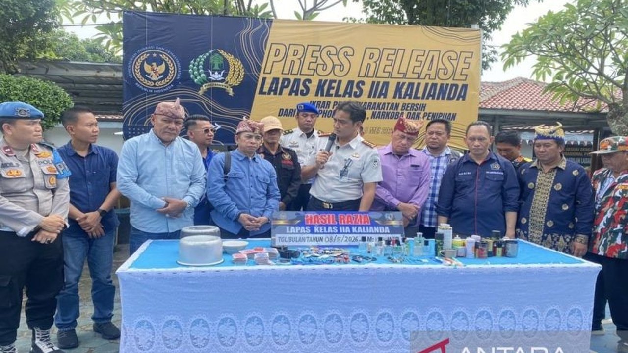 Lembaga Pemasyarakatan Kelas IIA Kalianda meningkatkan pengawasan Lapas Kalianda melalui razia gabungan bersama aparat penegak hukum, demi mewujudkan lingkungan yang aman dan bersih dari barang terlarang.