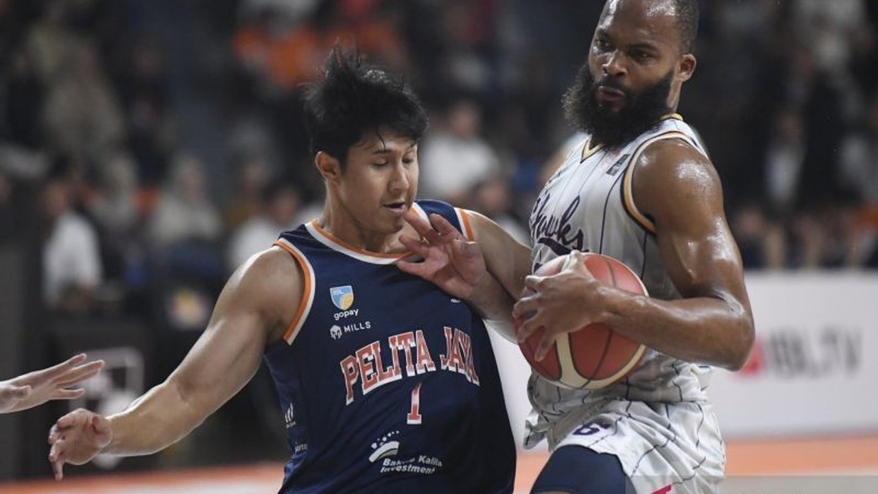 Pelita Jaya Jakarta menunjukkan mental juara dengan comeback gemilang melawan Tangerang Hawks, mengamankan posisi puncak klasemen IBL 2026. Simak detail pertandingan sengit ini!